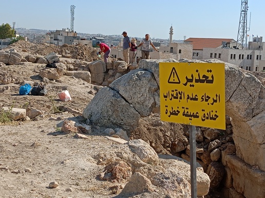 Fig. 8. Warning signs, 2025 (image by Mariusz Burdajewicz).