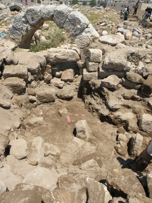 Fig. 12. Presumed habitation level (F054) in Trench 2-S, viewed from the south (image by Mariusz Burdajewicz).