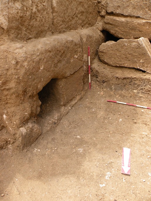 Fig. 10. Trench 1/3-W: level of floor F146 with the opening of a channel/drain in W18; view from the Northwest (image by Mariusz Burdajewicz).