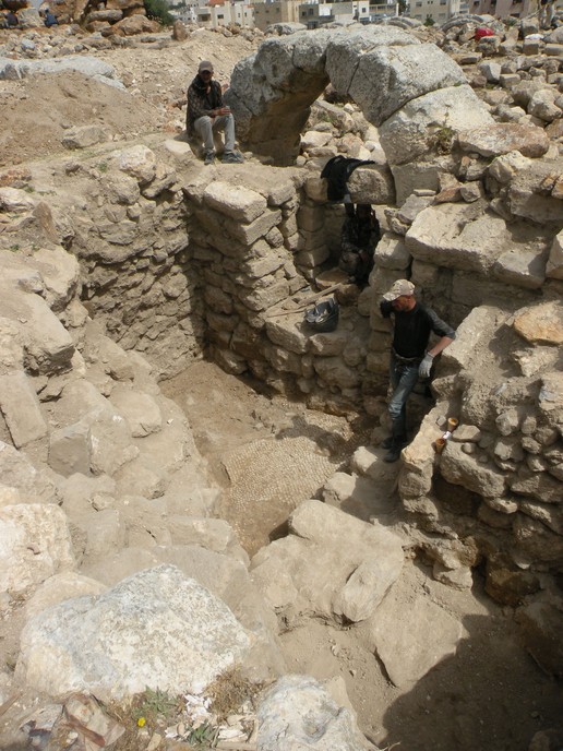Fig. 16. Trench 2-S: the North-South wall at the background; view from the Southeast (image by Mariusz Burdajewicz).