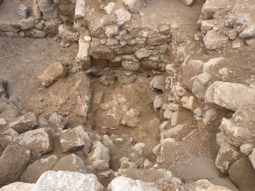 Fig. 17. Trench 2-S: uncovered part of a domestic room with a broken pithos in situ; view from the South (image by Mariusz Burdajewicz).