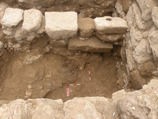 Fig. 23. Trench T5: remains of a metallurgical workshop, F5/06; view from the West (image by Mariusz Burdajewicz).