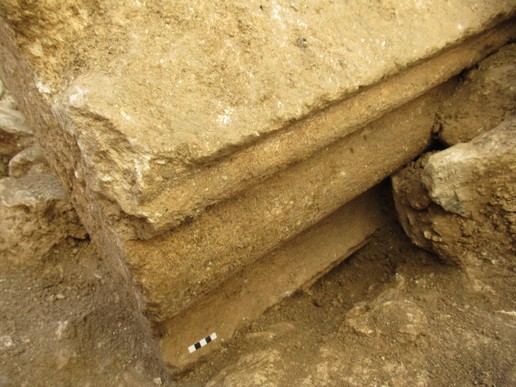 Fig. 25. Trench T5: cornice block at the bottom of the Umayyad-period debris (image by Mariusz Burdajewicz).