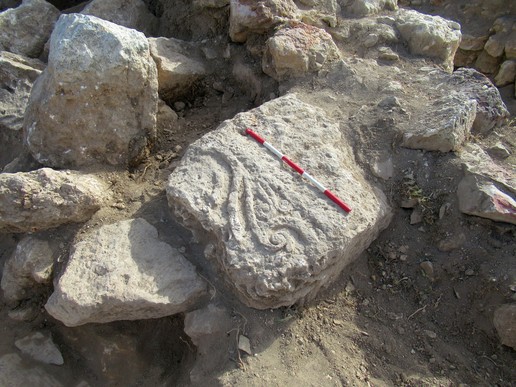 Fig. 3a. Trench Y1/3-W: wall bracket from the Roman period reused in the top layer (image by Jolanta Młynarczyk).
