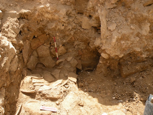 Fig. 15. Remains of pithoi in the north-eastern corner of the Southern Room, view from the west (image by Mariusz Burdajewicz).