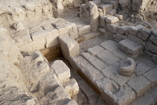 Fig. 4. The Roman and Late Roman phases of the entrance platform, view from the southeast (image by Bartek Ćmielewski).