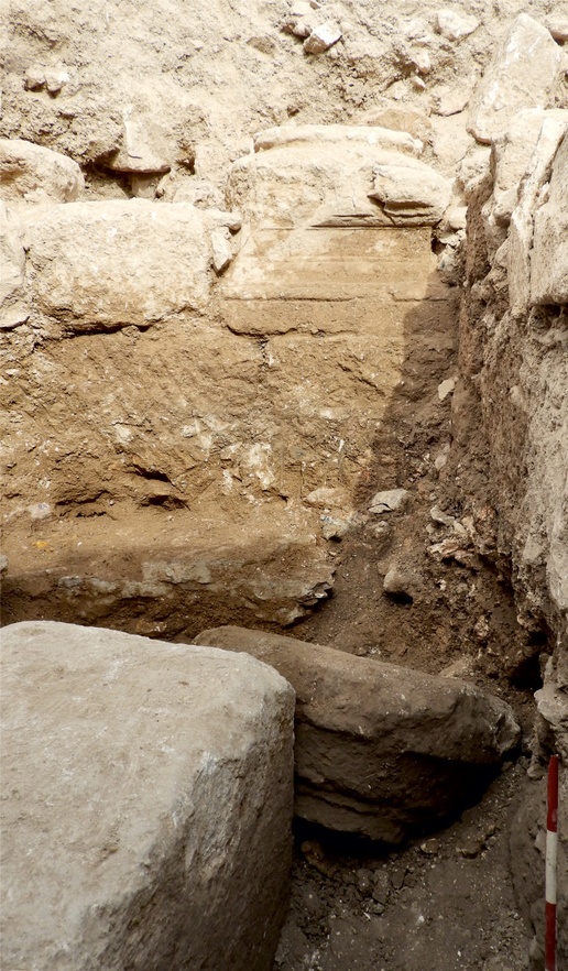 Fig. 9. Doric capital at the top of the levelling layer B465 right below the foundation offset of W33, viewed from the east (image by Tomasz Borowski).